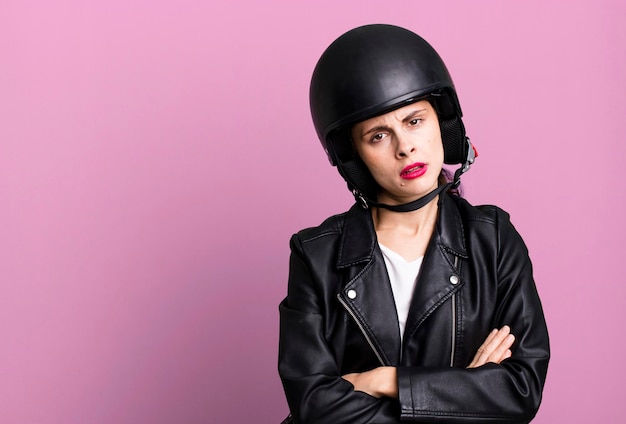 Jeune adulte jolie femme motard avec veste en cuir et casque