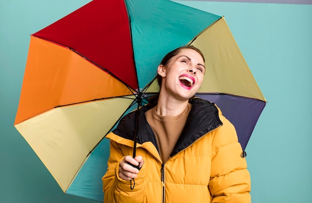 Jeune adulte jolie femme avec un parapluie pluie hiver et concept froid