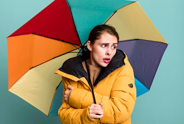 Jeune adulte jolie femme avec un parapluie pluie hiver et concept froid