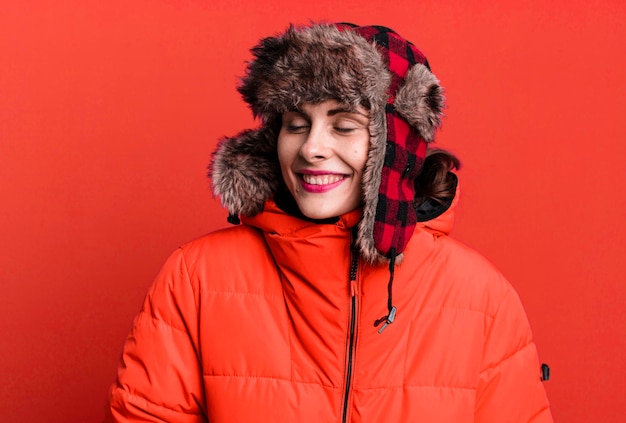 Photo jeune adulte jolie femme portant anorak et chapeau d'hiver