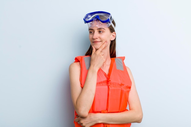 Jeune adulte jolie femme portant le concept de bateau de gilet de sauvetage