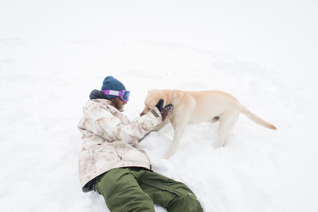 Jeune adulte, jouer, à, sien, chien