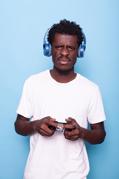 Jeune adulte perdant aux jeux vidéo avec contrôleur
