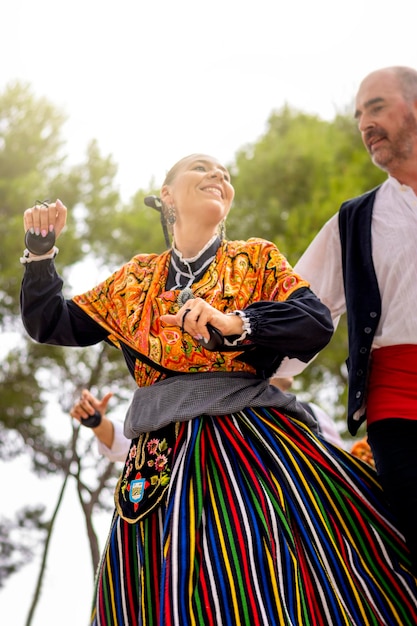 Jeune adulte portant un costume de danse folklorique et dansant