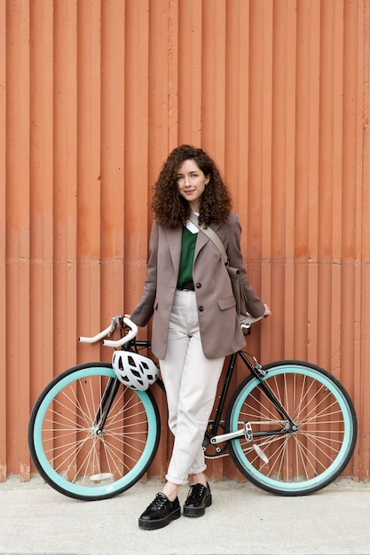 Photo jeune adulte à vélo pour aller travailler en ville