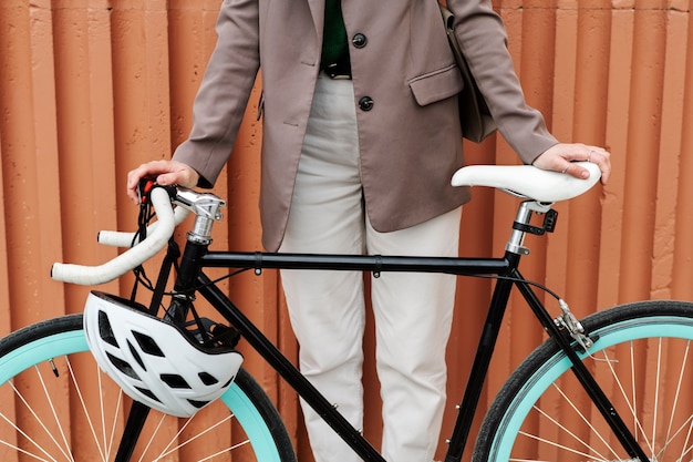 Photo jeune adulte à vélo pour aller travailler en ville