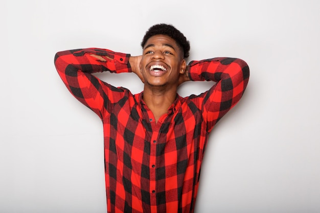 Un jeune Afro-Américain insouciant avec les mains derrière la tête.