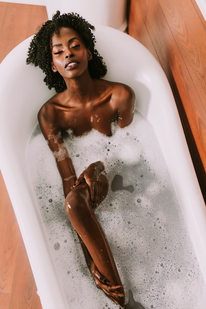 Jeune, afro, américain, jeune femme, poser, dans, bain, à, mousse