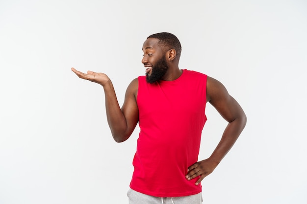 Jeune afro-américain sportif tendant les mains sur le côté pour l'inviter à venir.