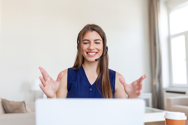 Jeune agent de centre d'appels travaillant dans un bureau Portrait d'une jeune femme d'affaires joyeuse parlant sur un casque aux clients tout en travaillant à l'intérieur du bureau