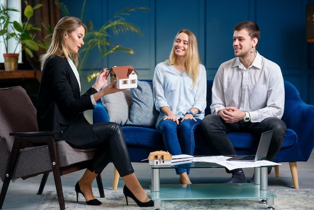 Jeune agent immobilier, architecte d'intérieur, décorateur lors de la rencontre avec les clients.