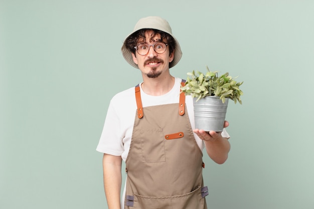 Jeune agriculteur à l'air perplexe et confus