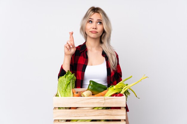 Jeune agriculteur caucasien femme sur mur blanc isolé