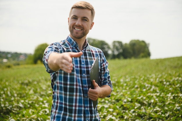 Jeune agriculteur dans les champs de soja