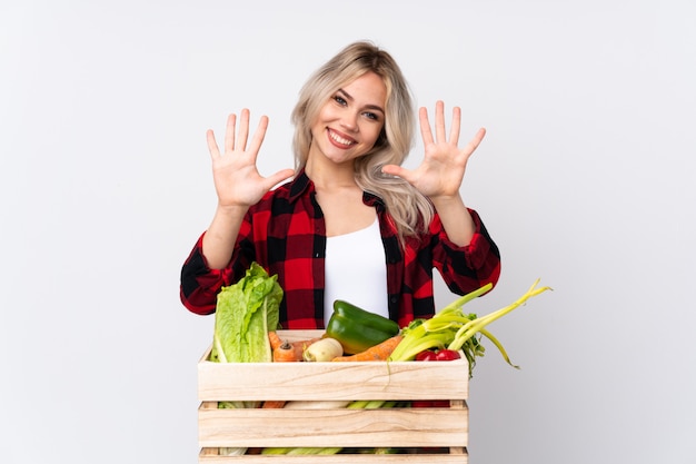 Jeune agriculteur sur fond isolé