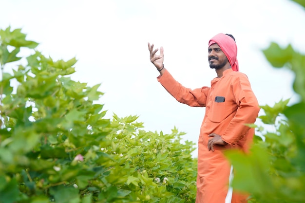 Jeune agriculteur indien au champ de coton