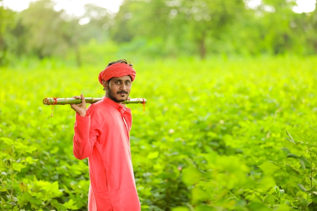 Jeune agriculteur indien sur le champ de bananes