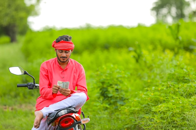 Jeune agriculteur indien comptant de l'argent