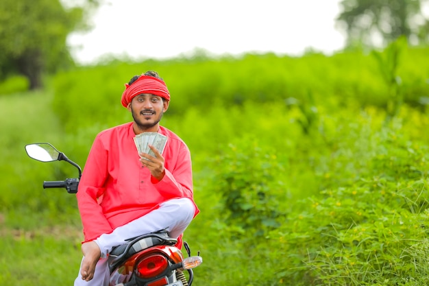 Jeune agriculteur indien comptant de l'argent