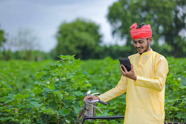 Jeune agriculteur indien dans un champ