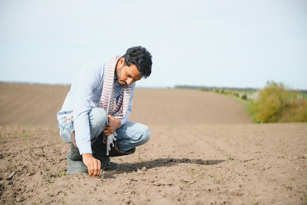 Jeune agriculteur indien dans son champ