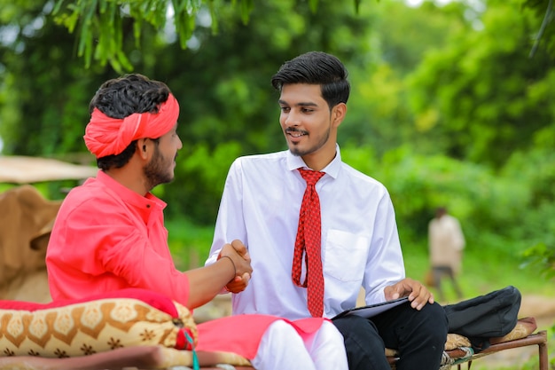 Jeune agriculteur indien discutant avec un banquier