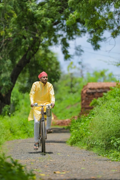 Jeune agriculteur indien, faire du vélo