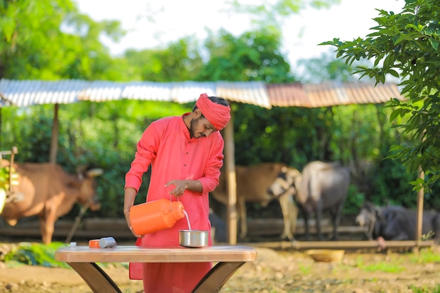 Jeune agriculteur indien à la ferme laitière