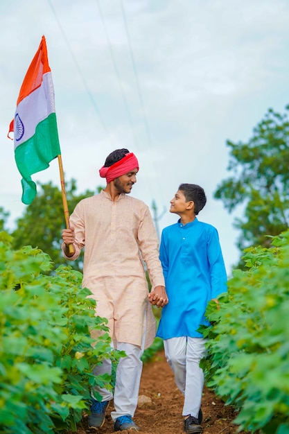 Jeune agriculteur indien et son enfant avec drapeau indien