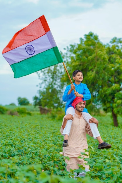 Jeune agriculteur indien et son enfant avec drapeau indien