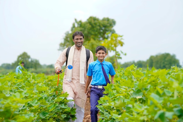 Jeune agriculteur indien avec son fils sur le terrain de l'agriculture verte.