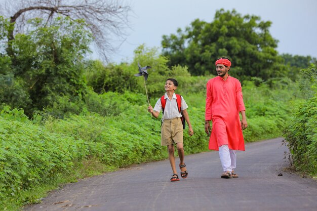 Jeune agriculteur indien avec son fils sur le terrain