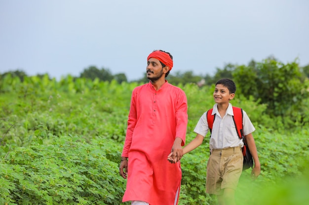 Jeune agriculteur indien avec son fils sur le terrain