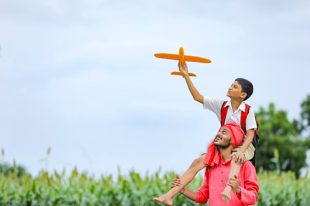 Jeune agriculteur indien avec son fils sur un vélo