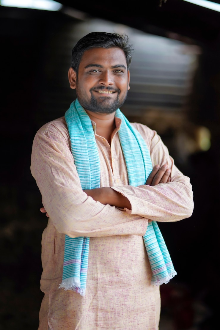 Photo jeune agriculteur indien en tenue traditionnelle et expression