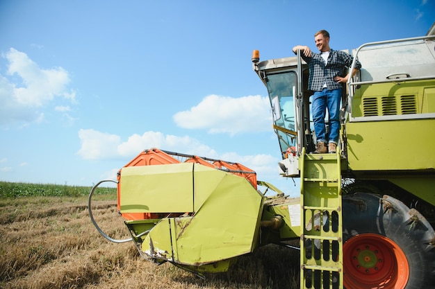 Jeune agriculteur en pause dans la moissonneuse-batteuse après la récolte