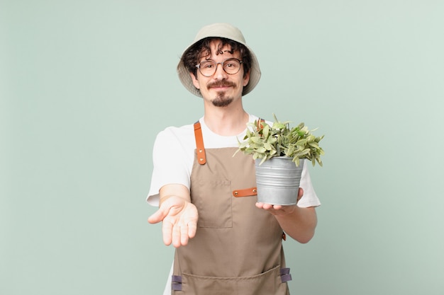 Jeune agriculteur souriant joyeusement avec amical et offrant et montrant un concept