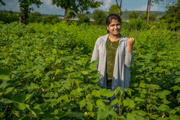 Une jeune agricultrice dans un champ de coton.