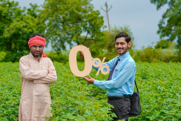 Photo jeune agronome ou financier indien montrant le symbole zéro pour cent avec un agriculteur sur le terrain de l'agriculture.