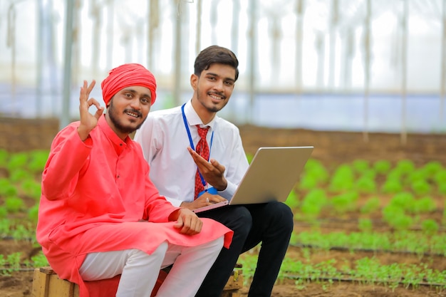 Jeune agronome indien et agriculteur à effet de serre