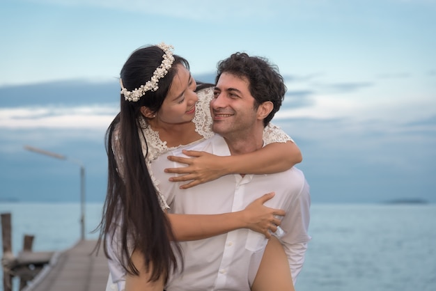 Jeune amour Couple souriant sous le ciel bleu