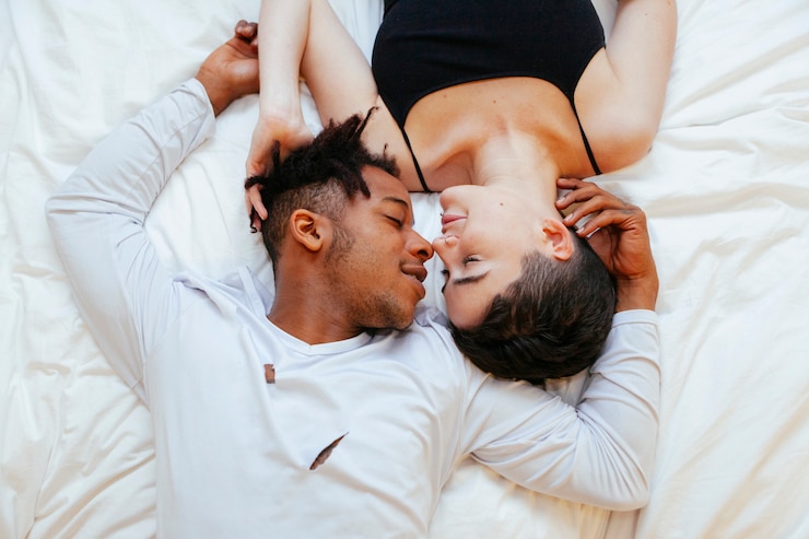 Photo jeune amour millénaire entre deux races différentes. mode de vie à la maison.