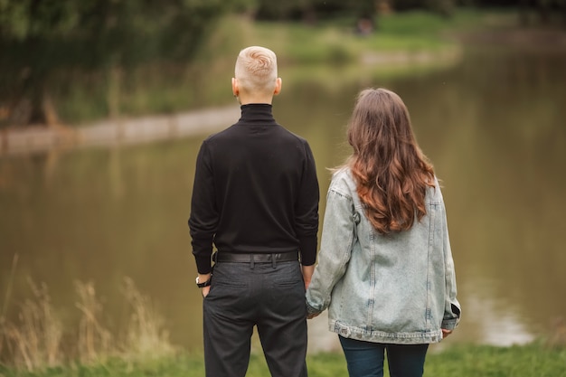 jeune et amoureux couple debout au bord du lac