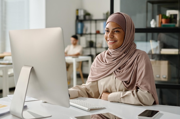 Une jeune analyste heureuse en hijab.