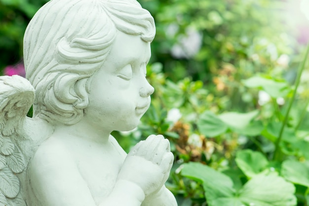 Jeune ange sculpture dans jardin