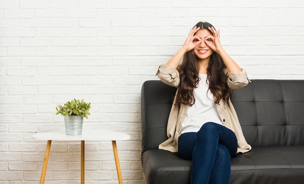 Jeune, arabe, femme, séance, sofa, projection, signe correct, sur, yeux