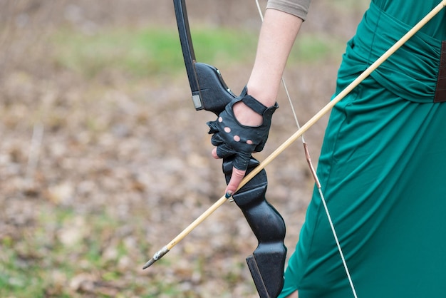 Jeune archer s'entraînant avec l'arc