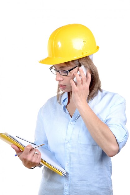 Jeune architecte avec un casque jaune