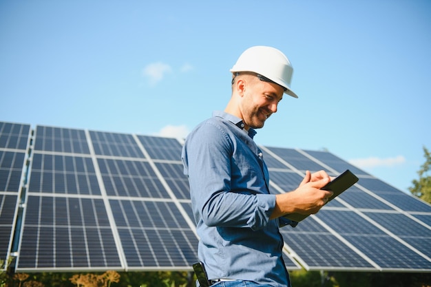 Jeune architecte debout près de panneaux solaires