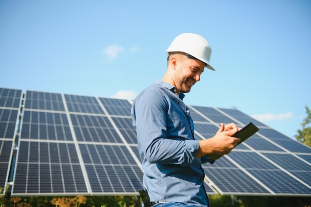 Jeune architecte debout près de panneaux solaires